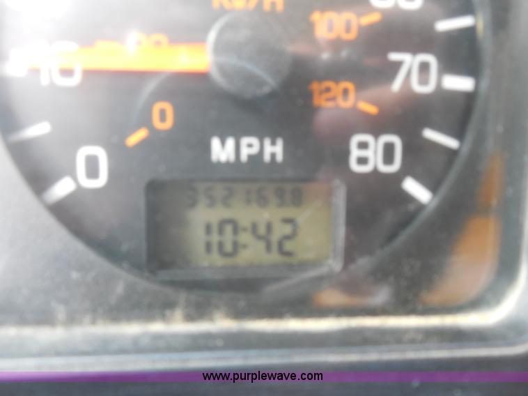 image for item H9952 1997 Volvo WG dump truck