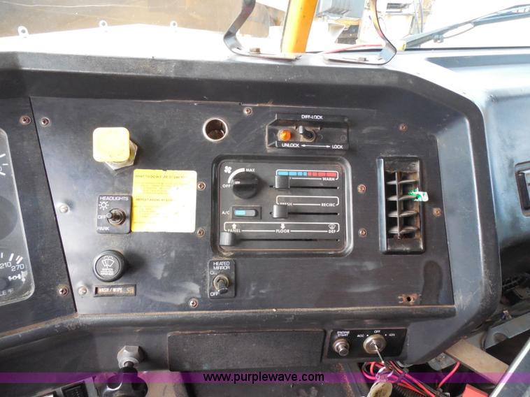 image for item H9952 1997 Volvo WG dump truck