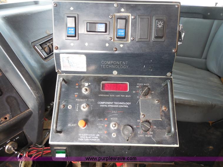 image for item H9952 1997 Volvo WG dump truck