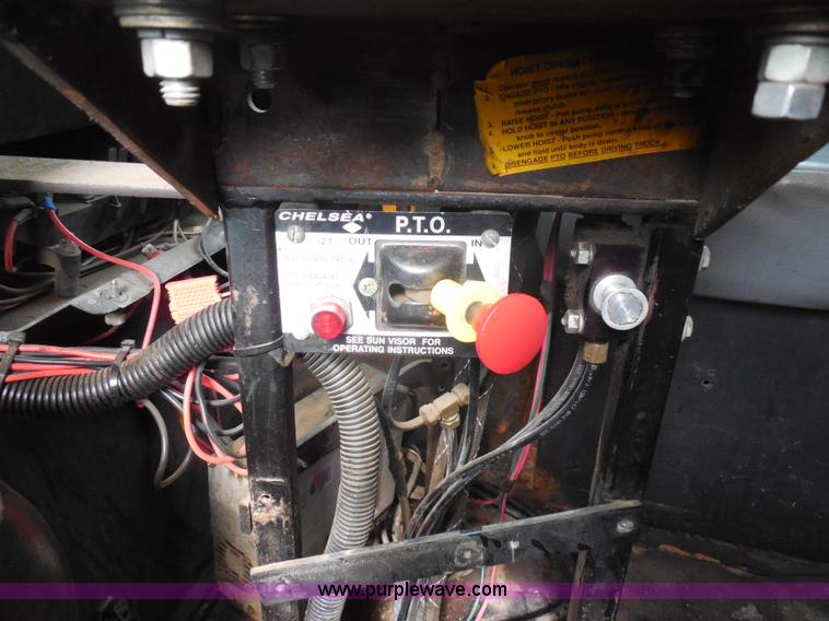 image for item H9952 1997 Volvo WG dump truck