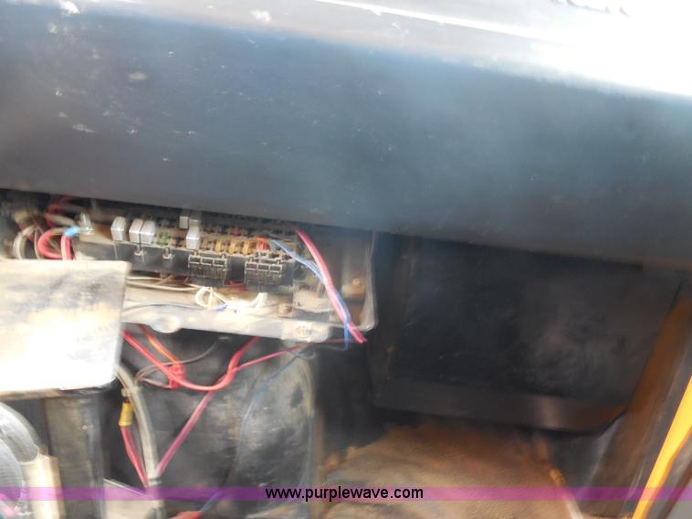 image for item H9952 1997 Volvo WG dump truck