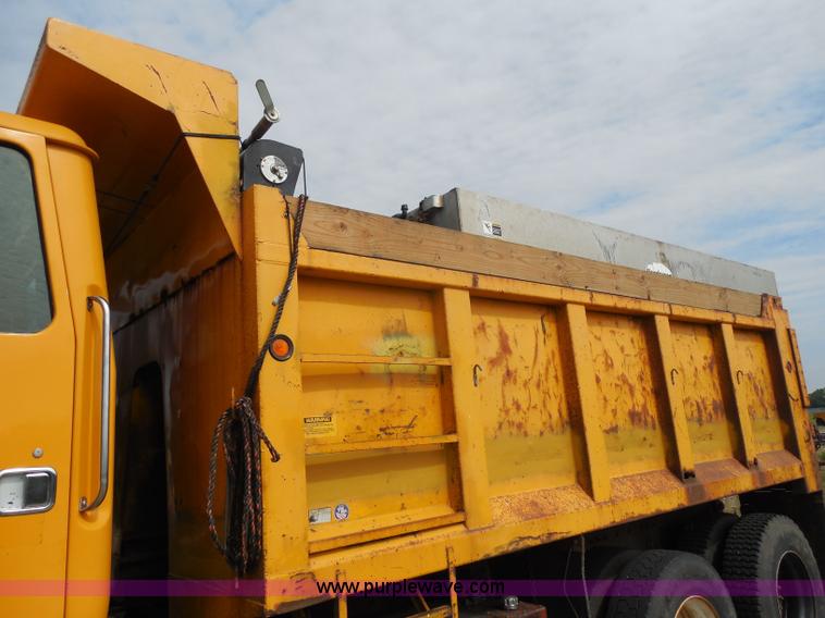 image for item H9952 1997 Volvo WG dump truck