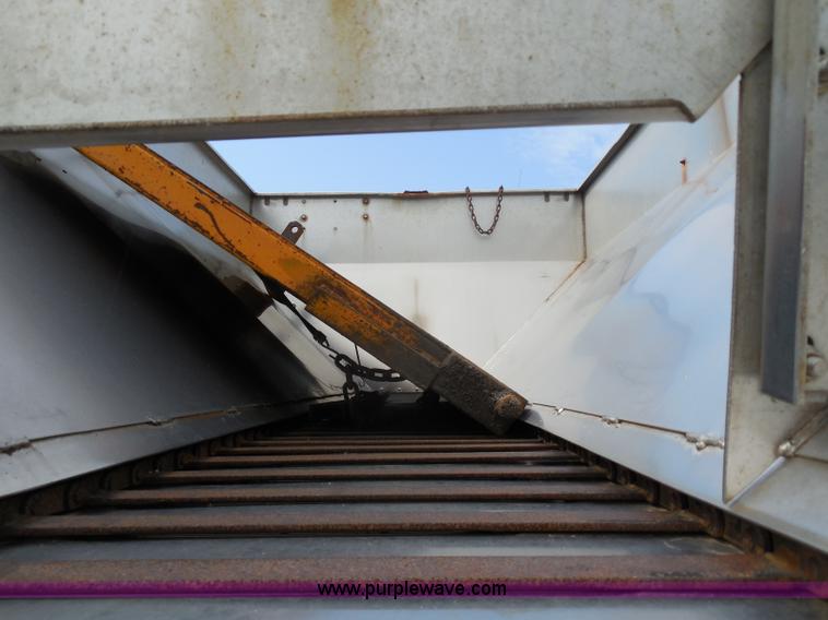 image for item H9952 1997 Volvo WG dump truck