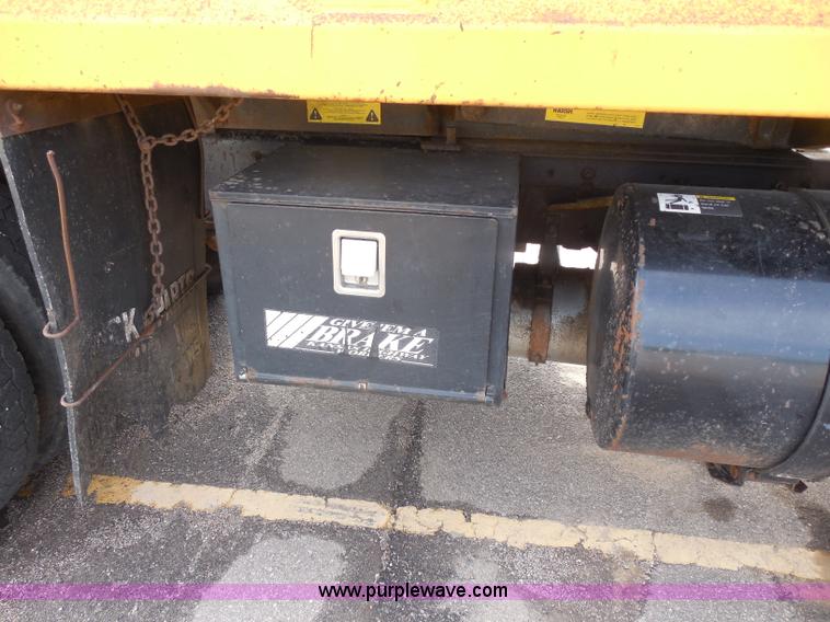 image for item H9952 1997 Volvo WG dump truck