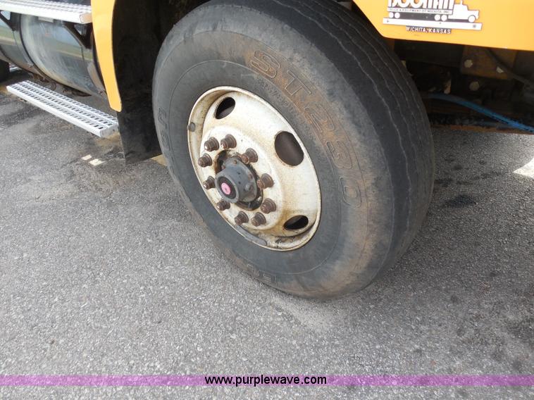 image for item H9952 1997 Volvo WG dump truck