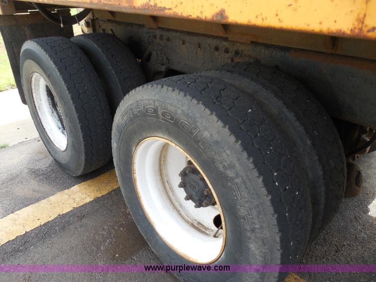 image for item H9952 1997 Volvo WG dump truck