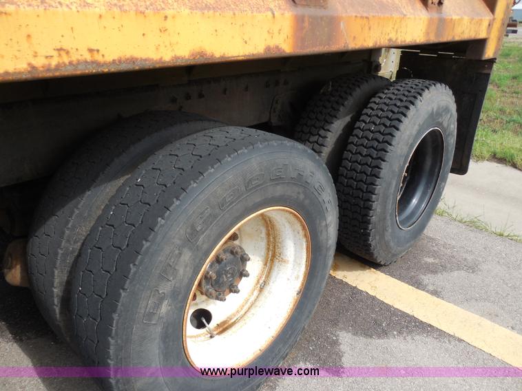 image for item H9952 1997 Volvo WG dump truck