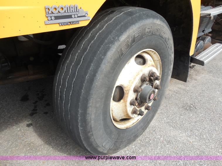 image for item H9952 1997 Volvo WG dump truck