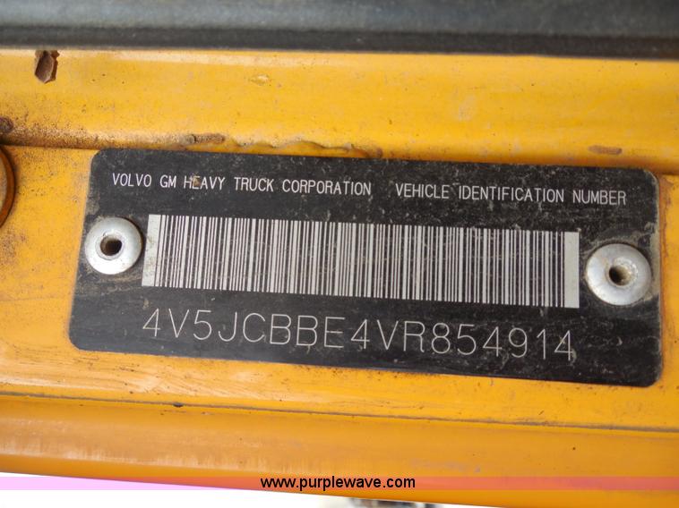 image for item H9952 1997 Volvo WG dump truck