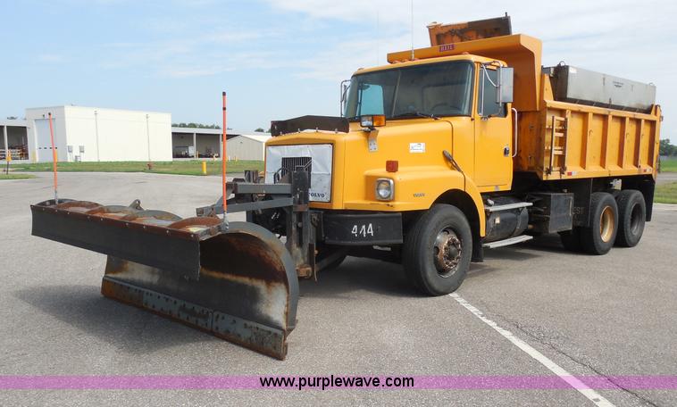 image for item H9953 1999 Volvo WG dump truck
