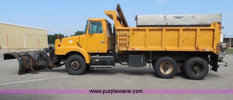 image for item H9953 1999 Volvo WG dump truck