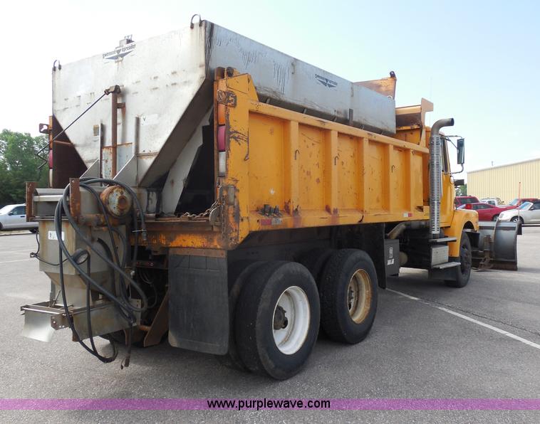 image for item H9953 1999 Volvo WG dump truck