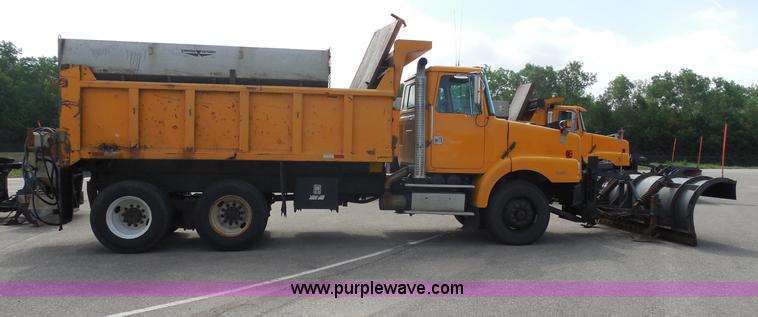 image for item H9953 1999 Volvo WG dump truck