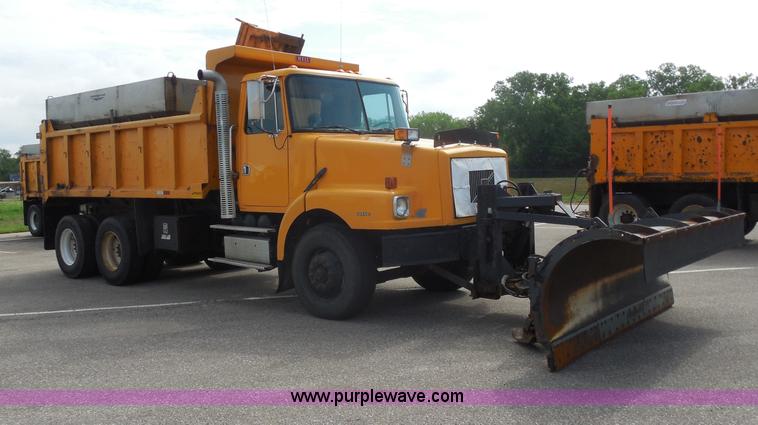 image for item H9953 1999 Volvo WG dump truck