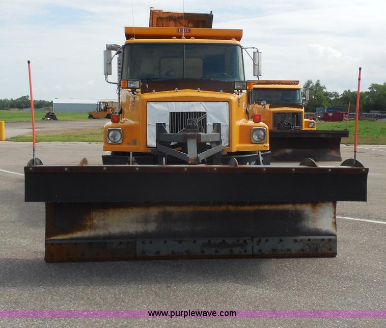 image for item H9953 1999 Volvo WG dump truck