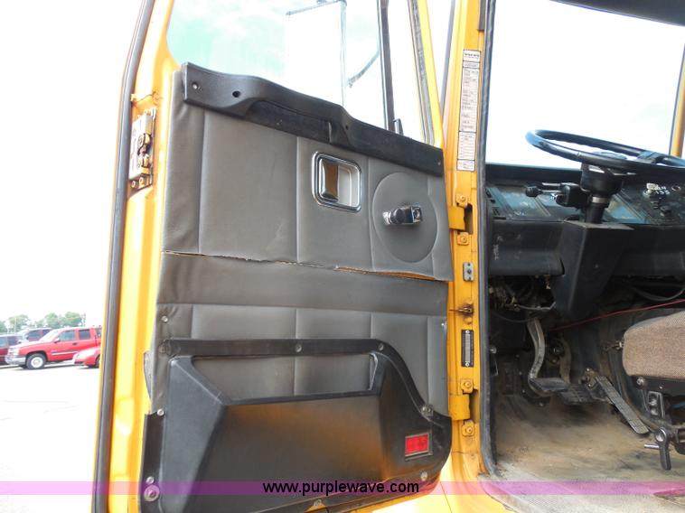 image for item H9953 1999 Volvo WG dump truck