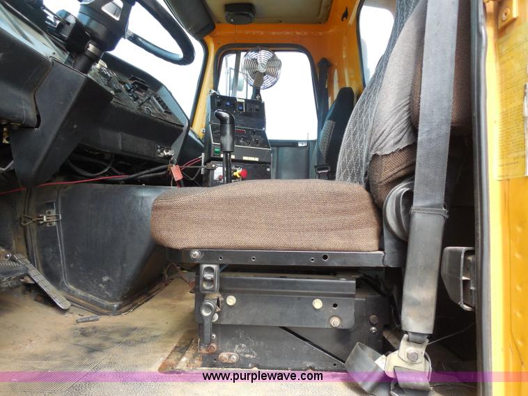 image for item H9953 1999 Volvo WG dump truck