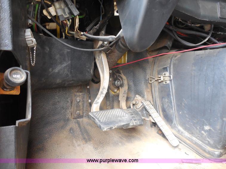 image for item H9953 1999 Volvo WG dump truck