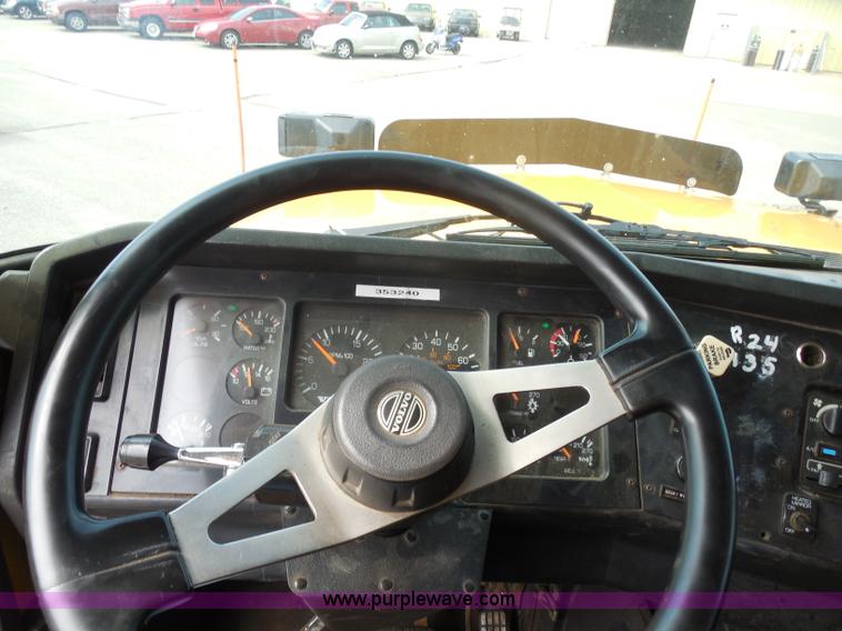 image for item H9953 1999 Volvo WG dump truck