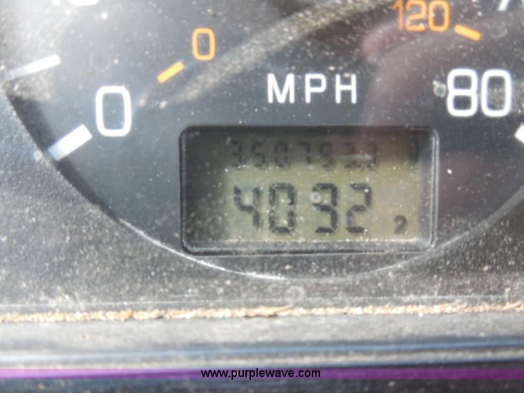 image for item H9953 1999 Volvo WG dump truck