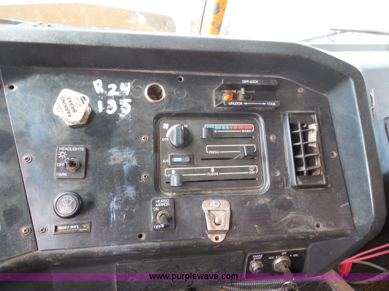 image for item H9953 1999 Volvo WG dump truck