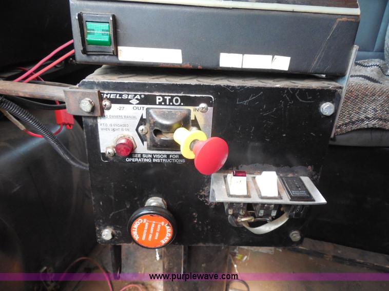 image for item H9953 1999 Volvo WG dump truck