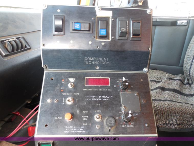 image for item H9953 1999 Volvo WG dump truck