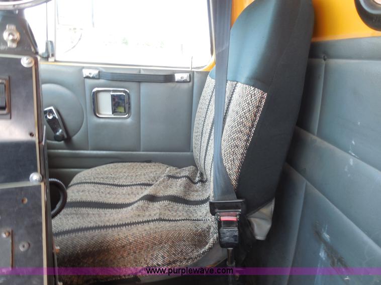 image for item H9953 1999 Volvo WG dump truck