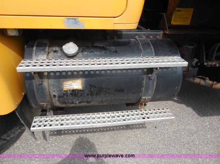 image for item H9953 1999 Volvo WG dump truck