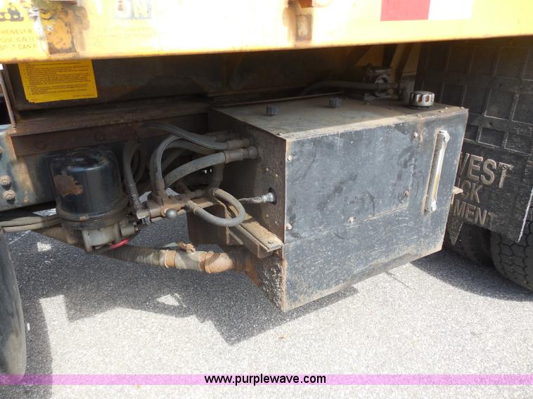 image for item H9953 1999 Volvo WG dump truck