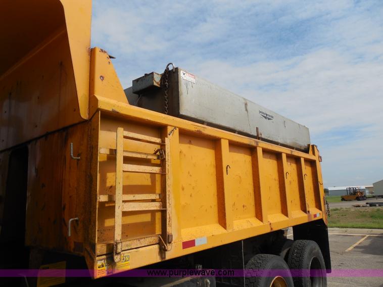 image for item H9953 1999 Volvo WG dump truck