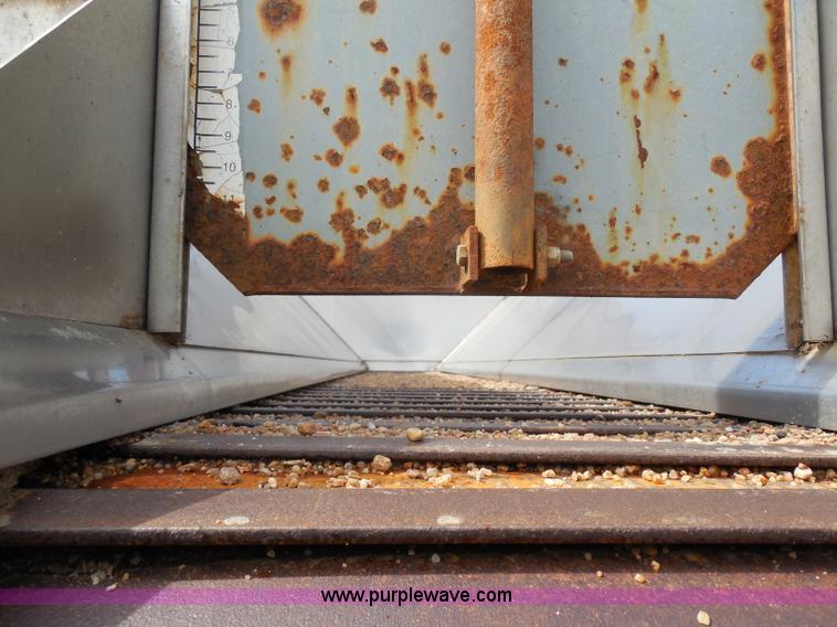 image for item H9953 1999 Volvo WG dump truck