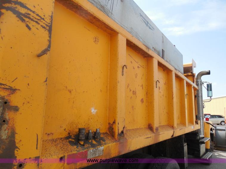 image for item H9953 1999 Volvo WG dump truck