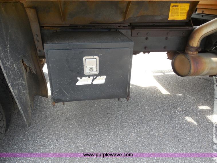 image for item H9953 1999 Volvo WG dump truck