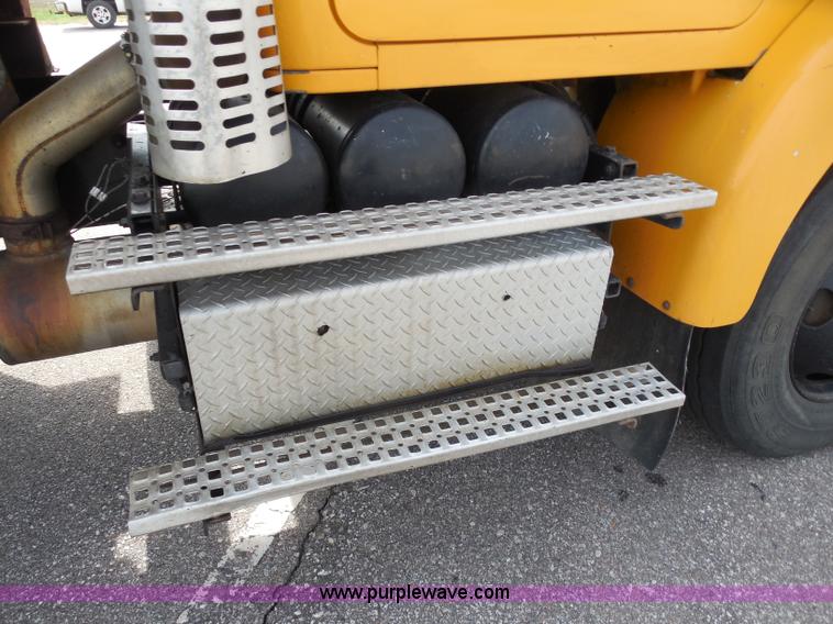 image for item H9953 1999 Volvo WG dump truck