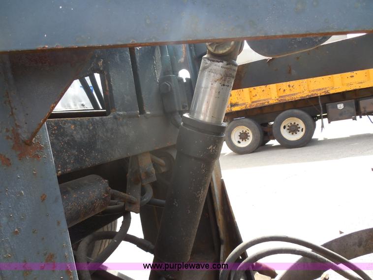 image for item H9953 1999 Volvo WG dump truck