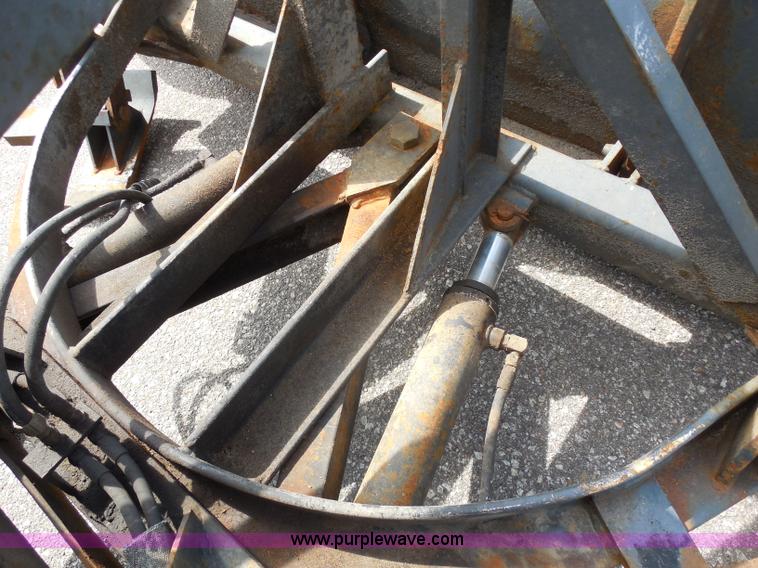 image for item H9953 1999 Volvo WG dump truck