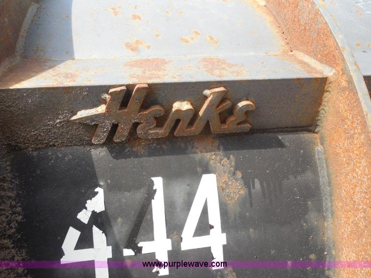 image for item H9953 1999 Volvo WG dump truck