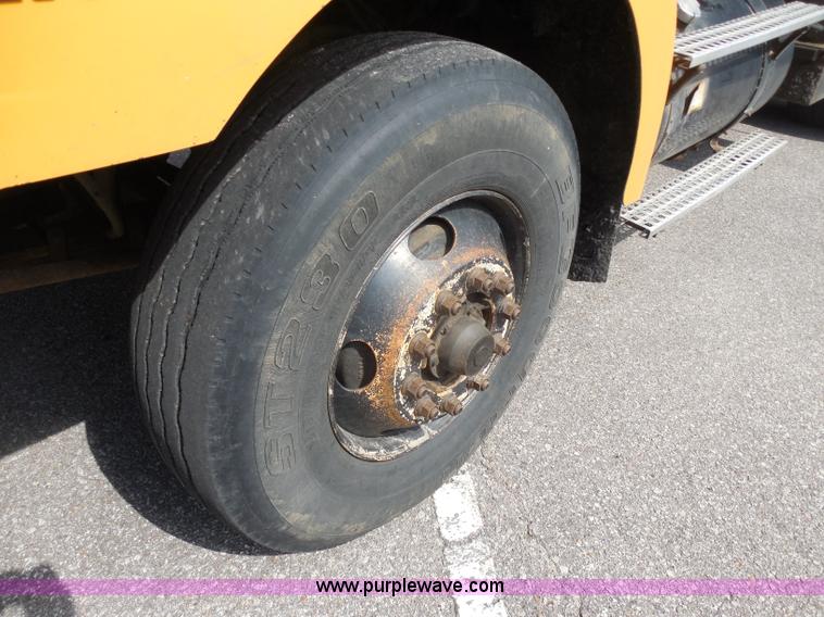 image for item H9953 1999 Volvo WG dump truck