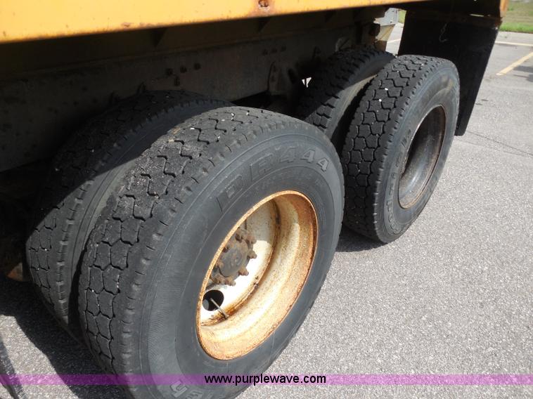 image for item H9953 1999 Volvo WG dump truck