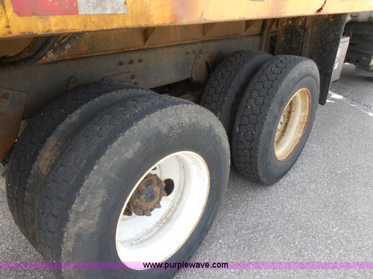 image for item H9953 1999 Volvo WG dump truck