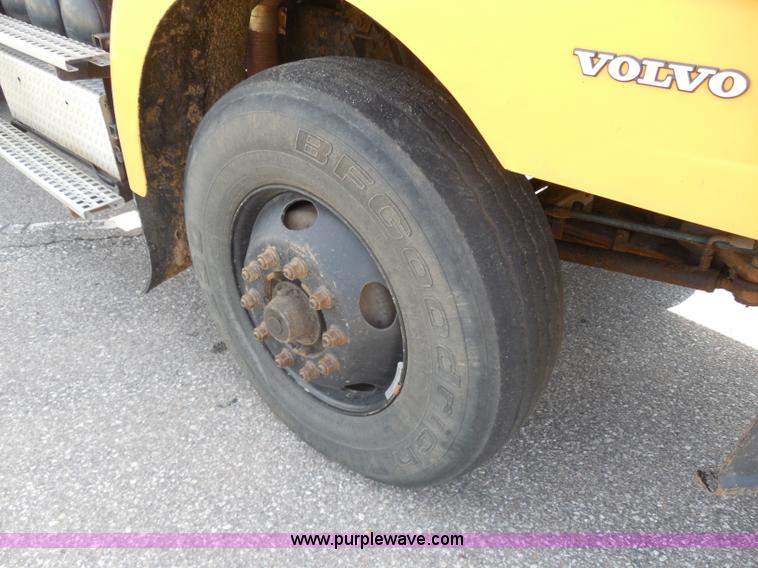 image for item H9953 1999 Volvo WG dump truck