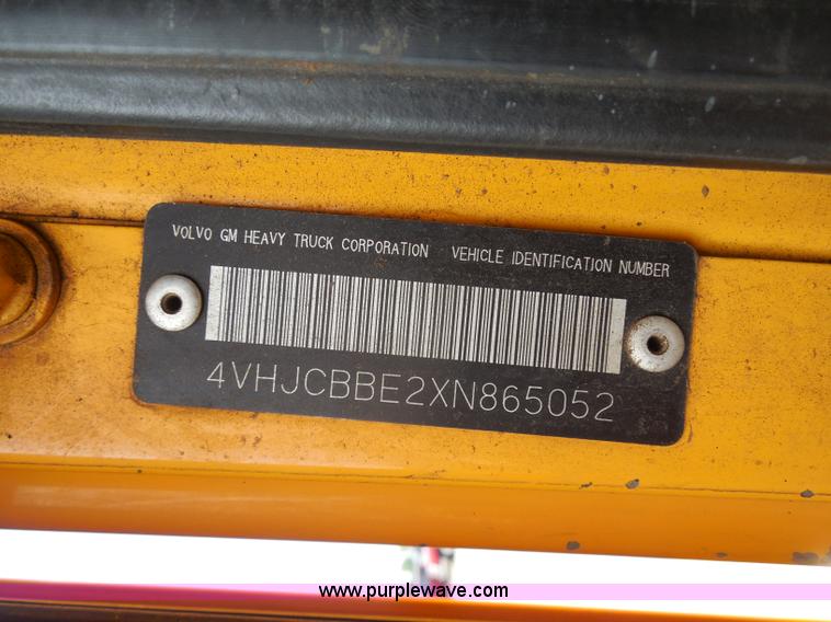 image for item H9953 1999 Volvo WG dump truck