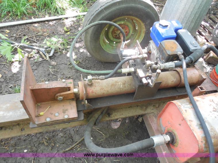 image for item H9958 Hydraulic powered log splitter