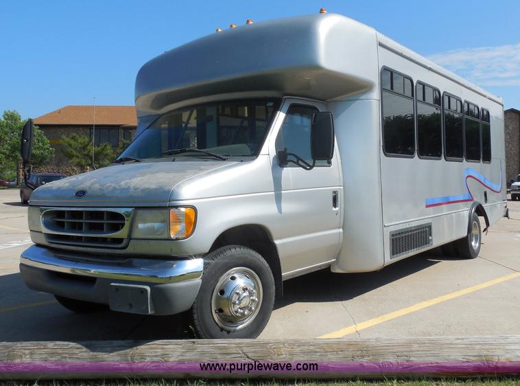 image for item H9962 2002 Ford Econoline E450 bus