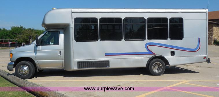 image for item H9962 2002 Ford Econoline E450 bus