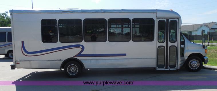 image for item H9962 2002 Ford Econoline E450 bus