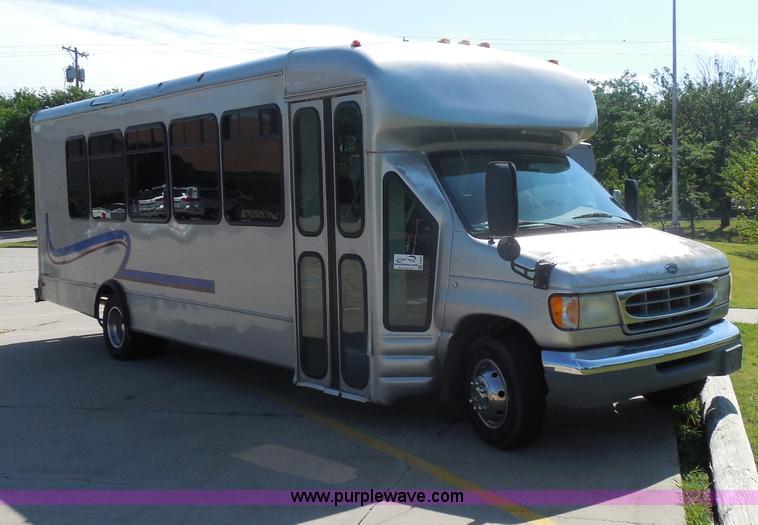 image for item H9962 2002 Ford Econoline E450 bus