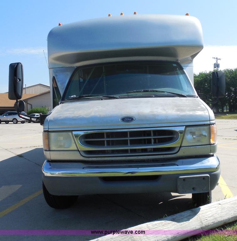 image for item H9962 2002 Ford Econoline E450 bus