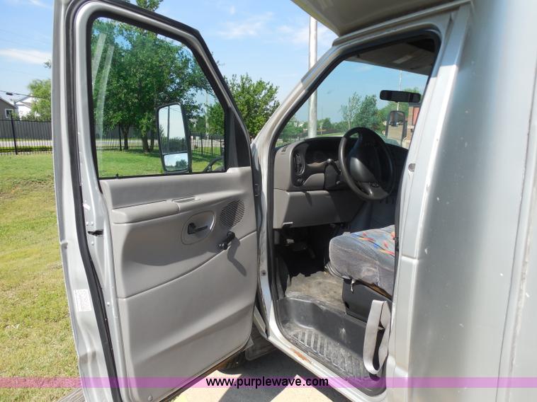 image for item H9962 2002 Ford Econoline E450 bus